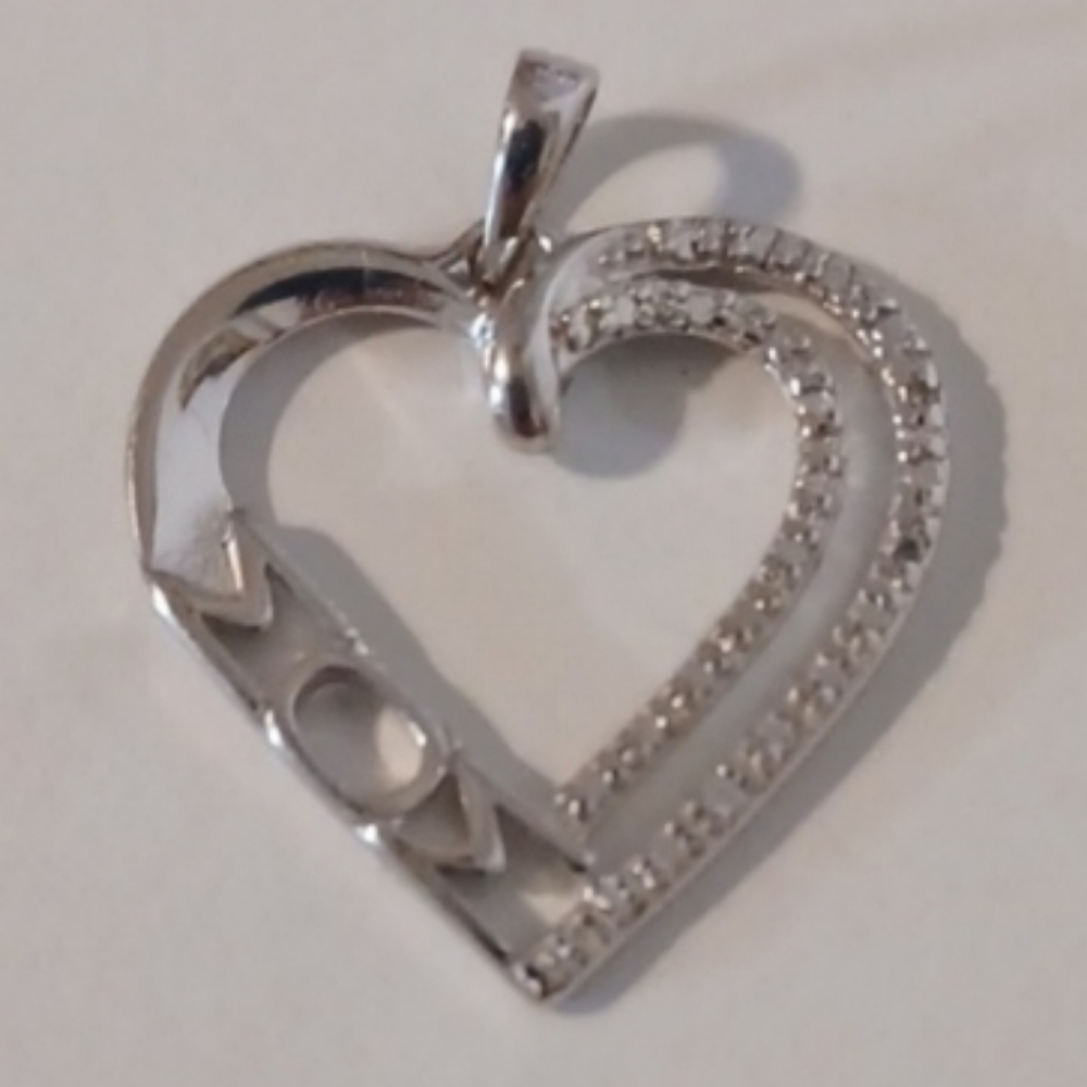 4/$60 Silver Coloured "Mom" Heart Necklace Charm